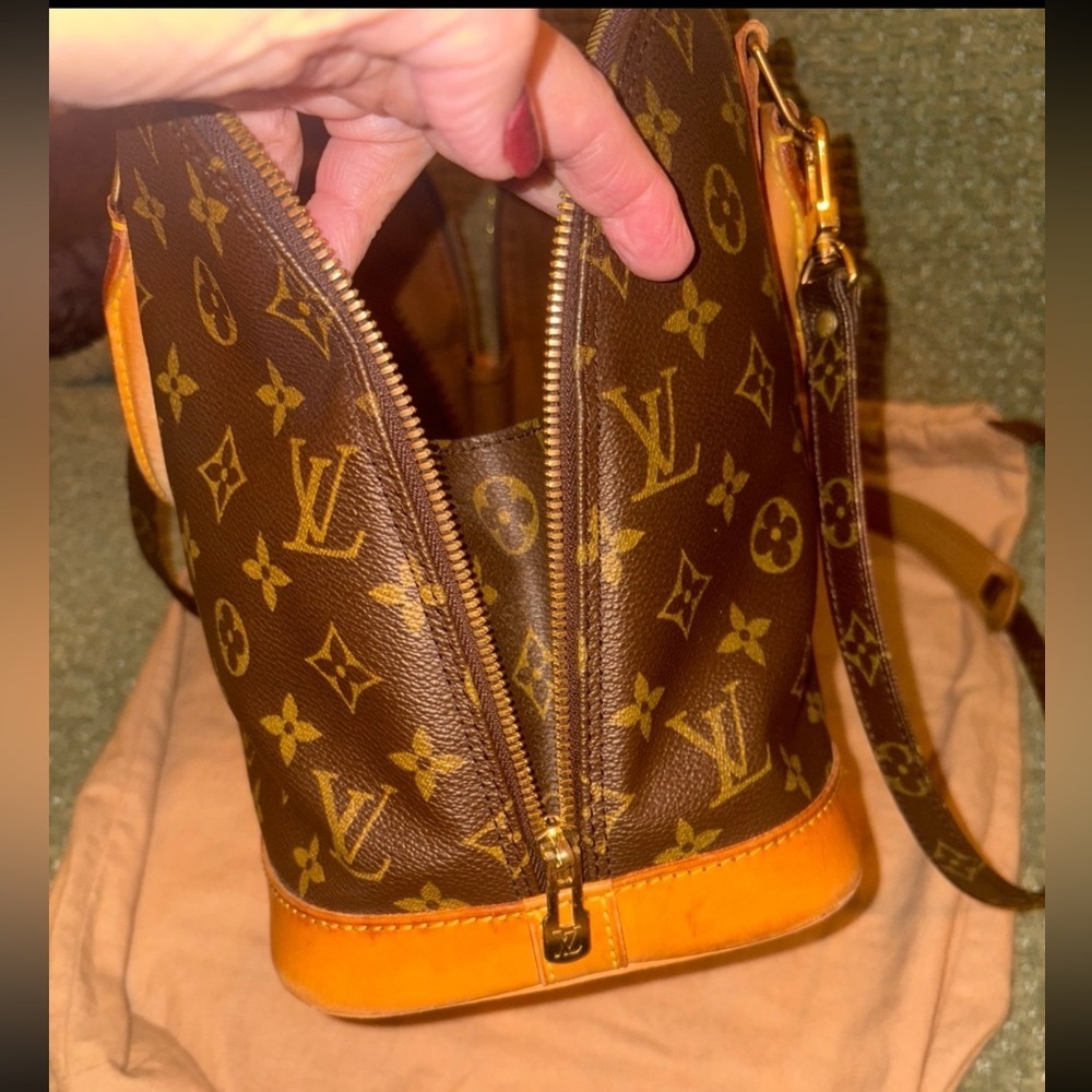 COA Louis Vuitton Monogram
ALMA PM
SATCHEL BAG & dust bag - Picture 9 of 17